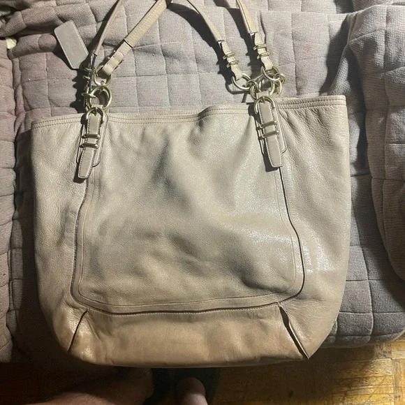 ✨ The Coach Kristin Tote: Effortless Style & Spacious Function - Picture 4 of 14